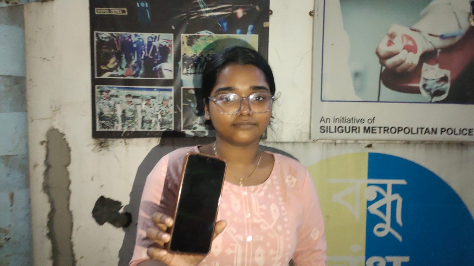 Police handed over a lost handset to the rightful owner in Siliguri ...