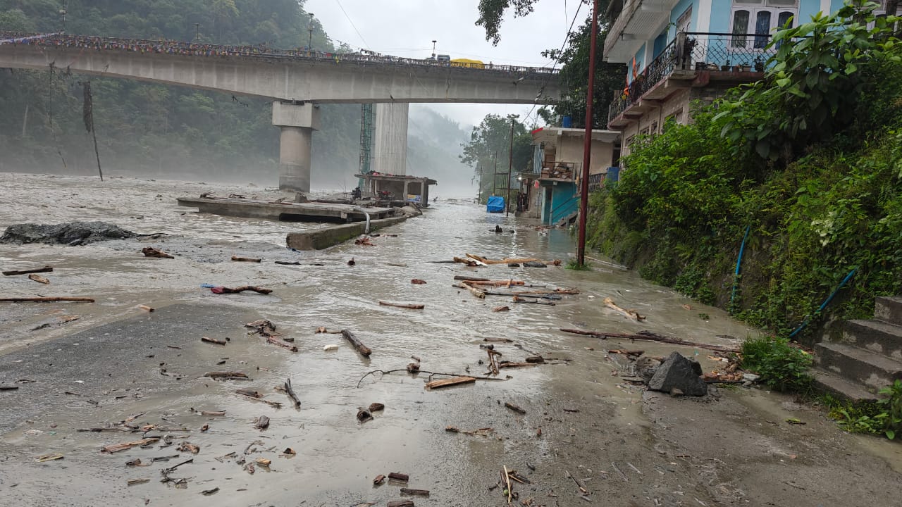 Torrential rain in Sikkim triggers flooding of Teesta River, Kalimpong ...